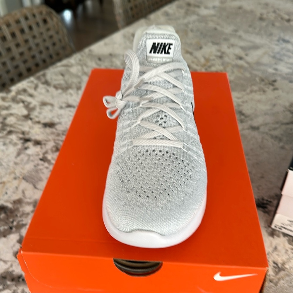 Size 8 Nike Lunarepic Low Flyknit 2 running shoe